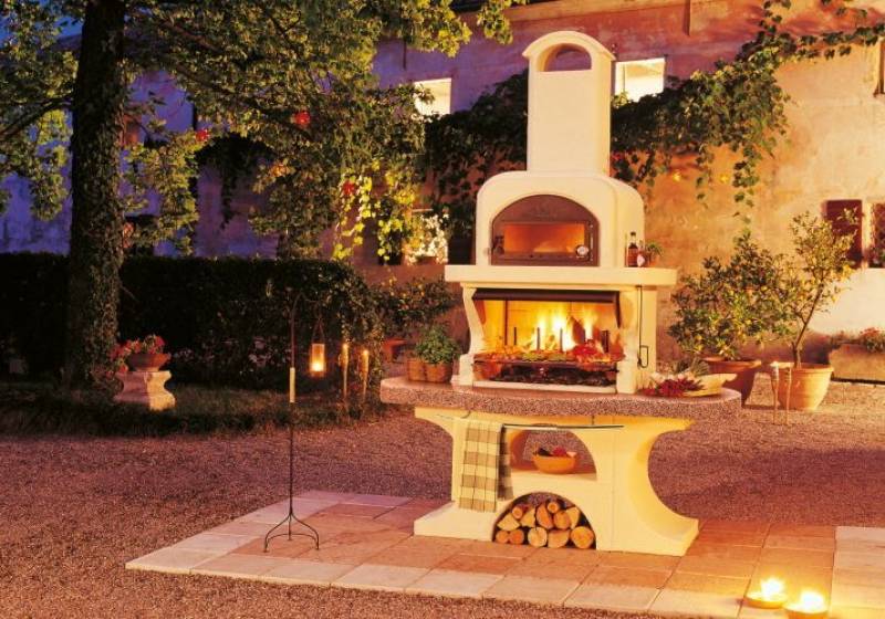 barbecue bois four a proximite de plan de cuques
